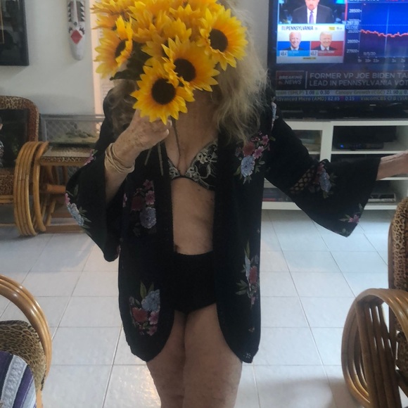 Beautiful floral kimono. - Picture 3 of 14